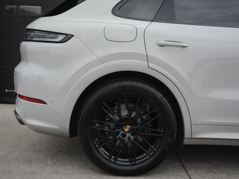 Certified 2025 Porsche Cayenne S AWD/4WD image 41