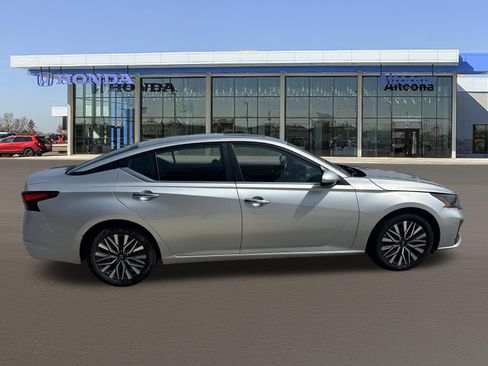 Used 2024 Nissan Altima 2.5 SV w/ SV Premium Package FWD image 5