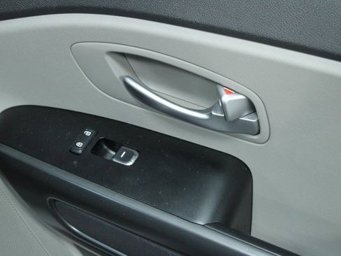 Used 2018 Kia Sedona L image 9