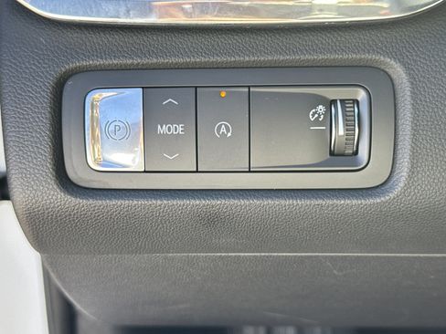 Used 2024 GMC Acadia Elevation image 25