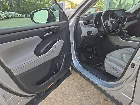 Used 2021 Toyota Highlander XLE image 28