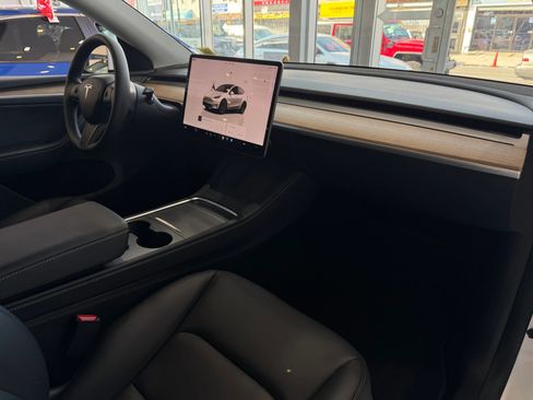 Used 2024 Tesla Model Y Long Range image 31