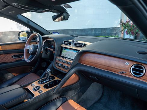 Used 2023 Bentley Bentayga image 2