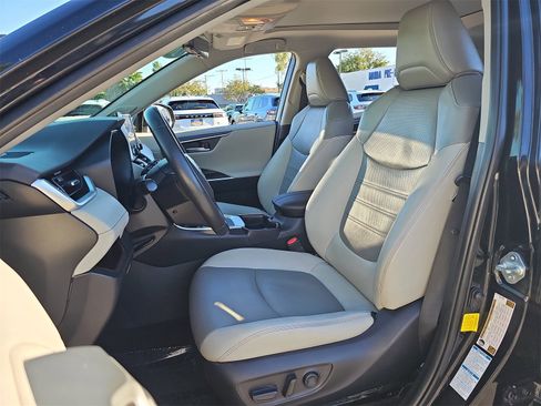 Used 2019 Toyota RAV4 Limited image 15