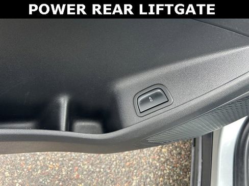 Used 2025 Chevrolet Traverse LT image 11