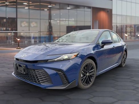 Used 2025 Toyota Camry SE AWD/4WD image 2