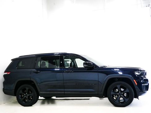 Used 2023 Jeep Grand Cherokee L Limited w/ Black Appearance Package AWD/4WD image 5