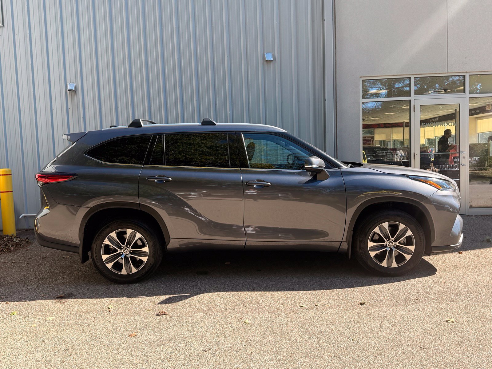Used 2022 Toyota Highlander XLE AWD/4WD image 7