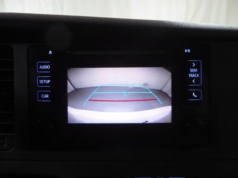 Used 2017 Toyota Sienna L image 15