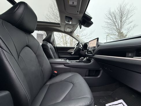 Used 2024 Toyota Grand Highlander Limited image 42