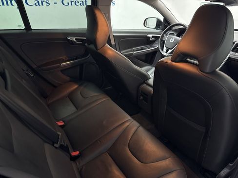 Used 2018 Volvo V60 T5 Cross Country w/ Convenience Package image 12
