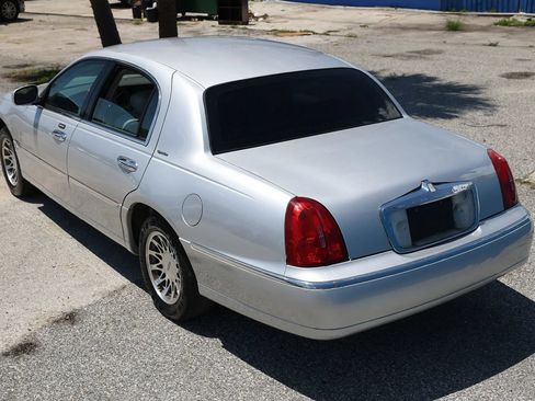 Used 2001 Lincoln Town Car Signature RWD image 4