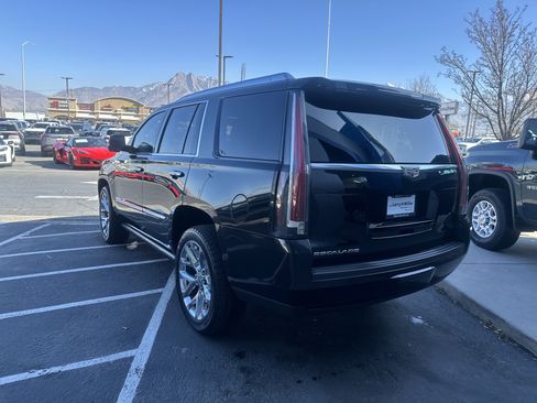 Used 2020 Cadillac Escalade Premium Luxury image 4