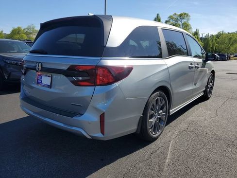 New 2026 Honda Odyssey Touring image 4