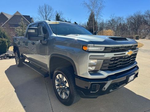 Used 2024 Chevrolet Silverado 2500 Custom w/ Custom Value Package image 9