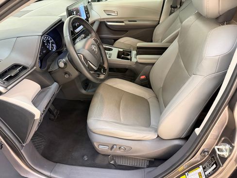 Used 2021 Toyota Sienna Limited image 5
