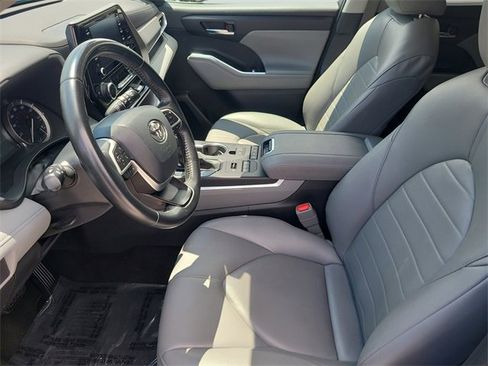Used 2022 Toyota Highlander XLE image 23