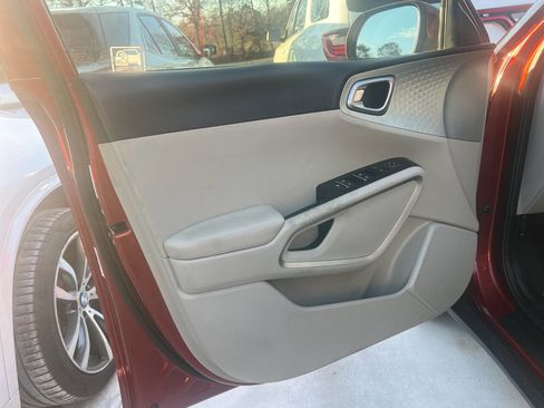 Used 2020 Kia Soul LX image 8