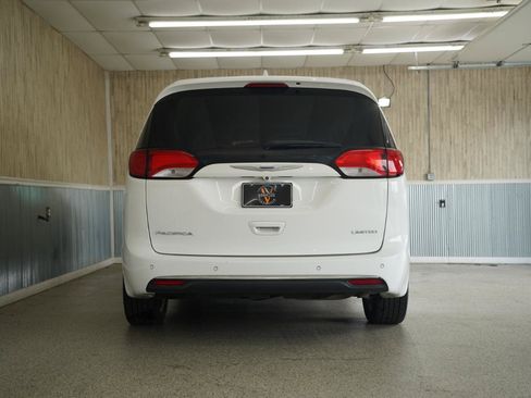 Used 2017 Chrysler Pacifica Limited w/ UConnect Theater Package FWD image 8