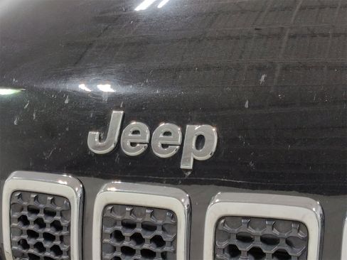 Used 2019 Jeep Cherokee Limited image 13