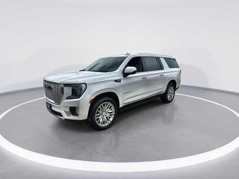 Used 2024 GMC Yukon XL Denali w/ Advanced Technology Package AWD/4WD image 4