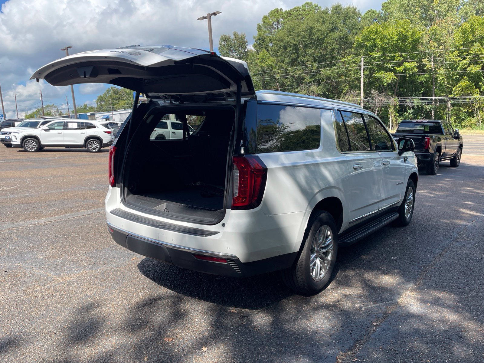 Used 2022 GMC Yukon XL SLT w/ SLT Premium Package AWD/4WD image 41