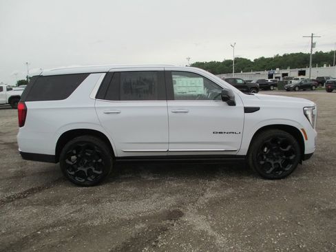 New 2026 GMC Yukon Denali w/ Denali Reserve Package AWD/4WD image 3