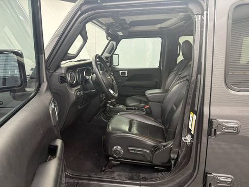 Used 2019 Jeep Wrangler Unlimited Sahara image 9