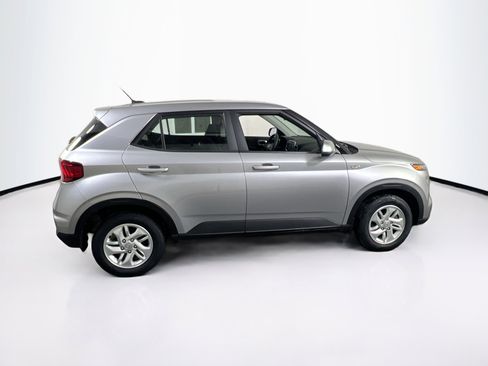 Used 2023 Hyundai Venue SE image 4