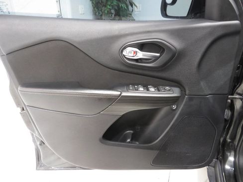 Used 2016 Jeep Cherokee Latitude w/ Comfort/Convenience Group FWD image 22
