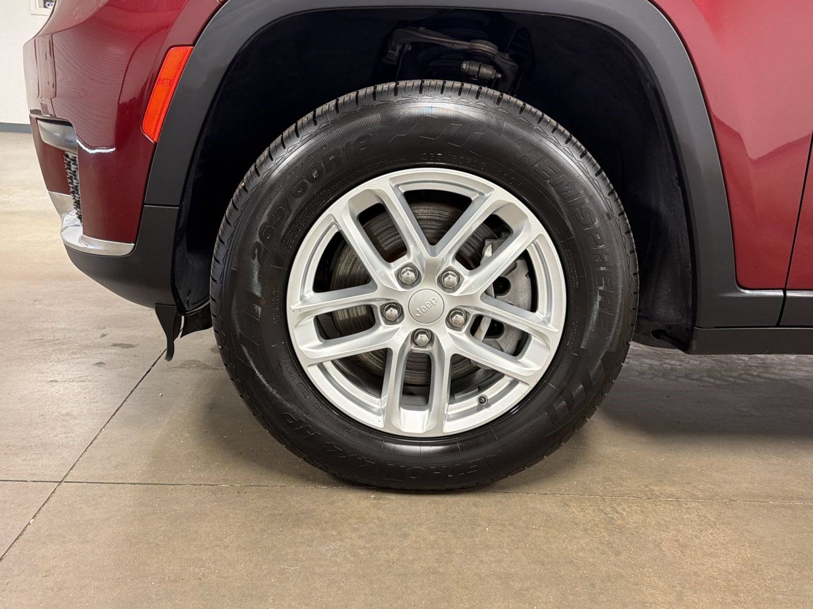 Used 2023 Jeep Grand Cherokee L Laredo RWD image 13