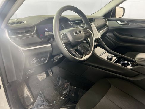 Used 2023 Jeep Grand Cherokee Laredo AWD/4WD image 9