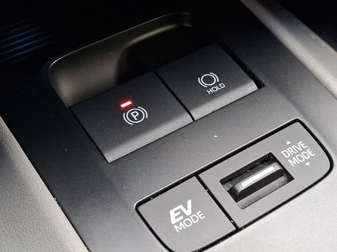 Used 2022 Toyota Venza LE image 23