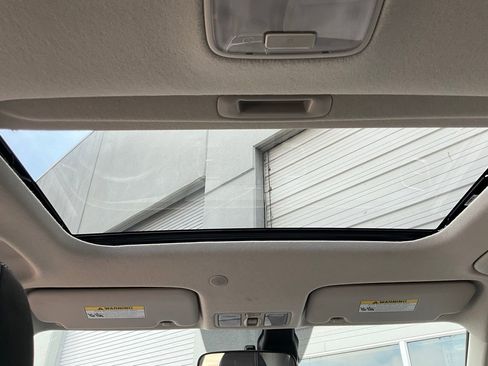 Used 2025 Hyundai Venue SEL image 18