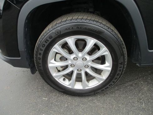 Used 2021 Jeep Cherokee Latitude AWD/4WD image 14