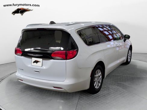 Used 2022 Chrysler Voyager LX image 3