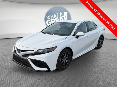 Used 2023 Toyota Camry SE image 5