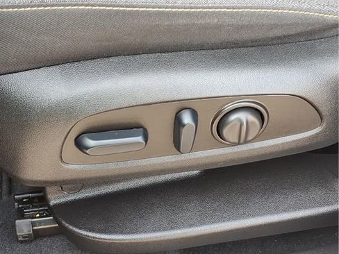 Used 2023 Chevrolet Equinox LT w/ Driver Convenience Package image 21