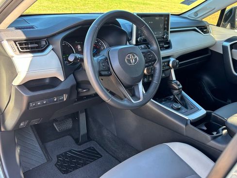 Used 2021 Toyota RAV4 XLE Premium image 12