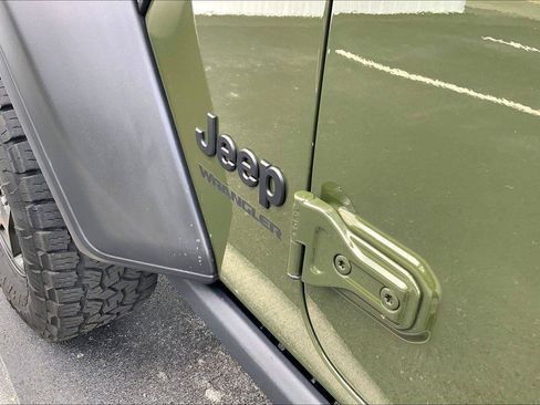 Used 2022 Jeep Wrangler Sport AWD/4WD image 23