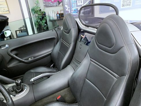Used 2006 Pontiac Solstice Convertible w/ Premium Package RWD image 9