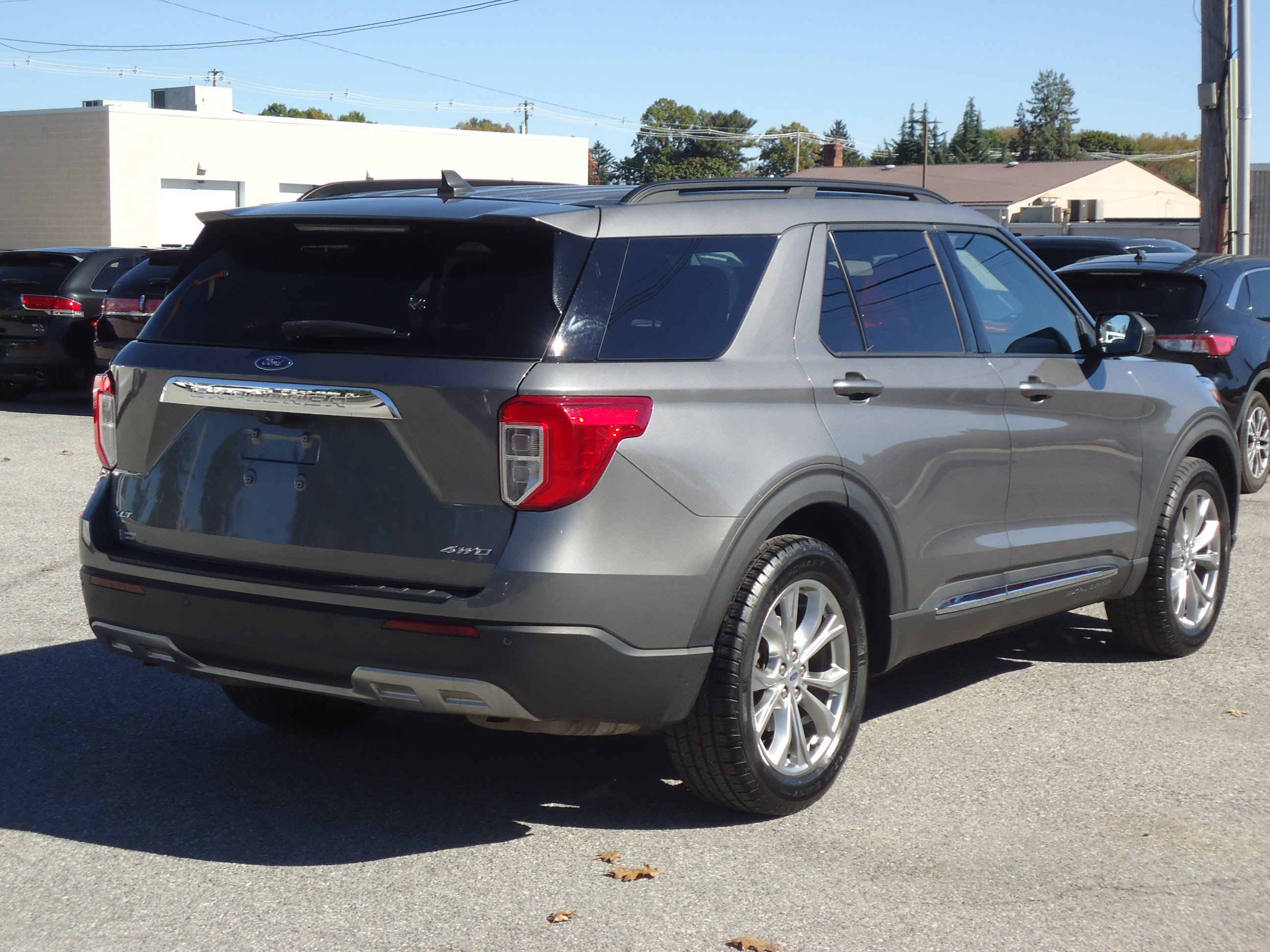 Used 2021 Ford Explorer XLT w/ Equipment Group 202A AWD/4WD image 3