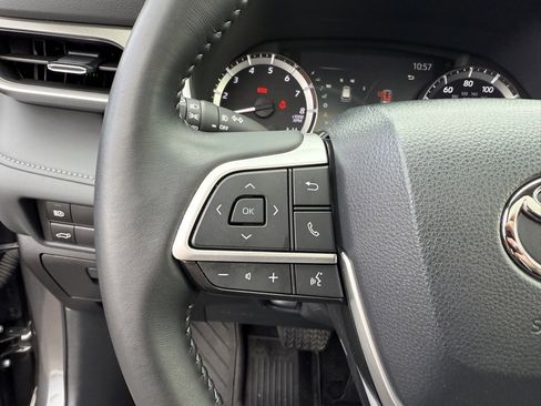 Used 2023 Toyota Highlander XLE image 31