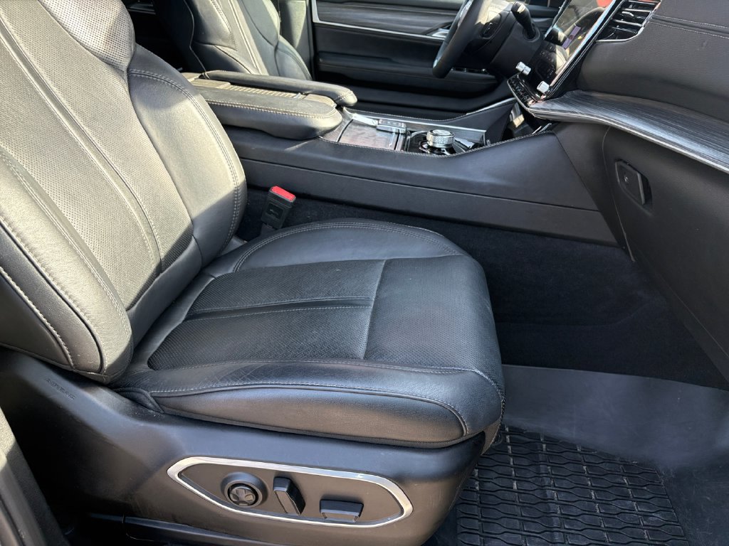 Used 2024 Jeep Wagoneer L Series II w/ Flexible Seating Group RWD image 15