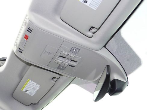 Used 2025 Volkswagen Taos SE FWD image 17