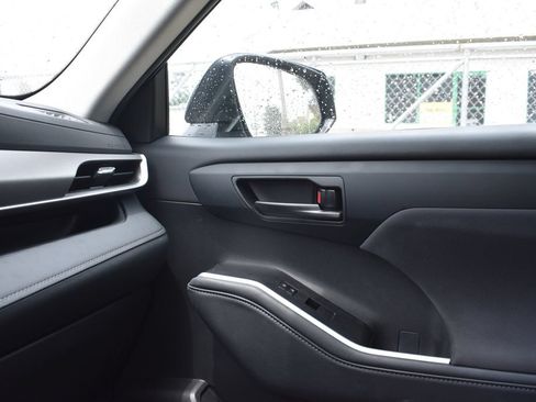 Used 2025 Toyota Highlander LE FWD image 19