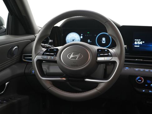 Used 2025 Hyundai Elantra SEL FWD image 14