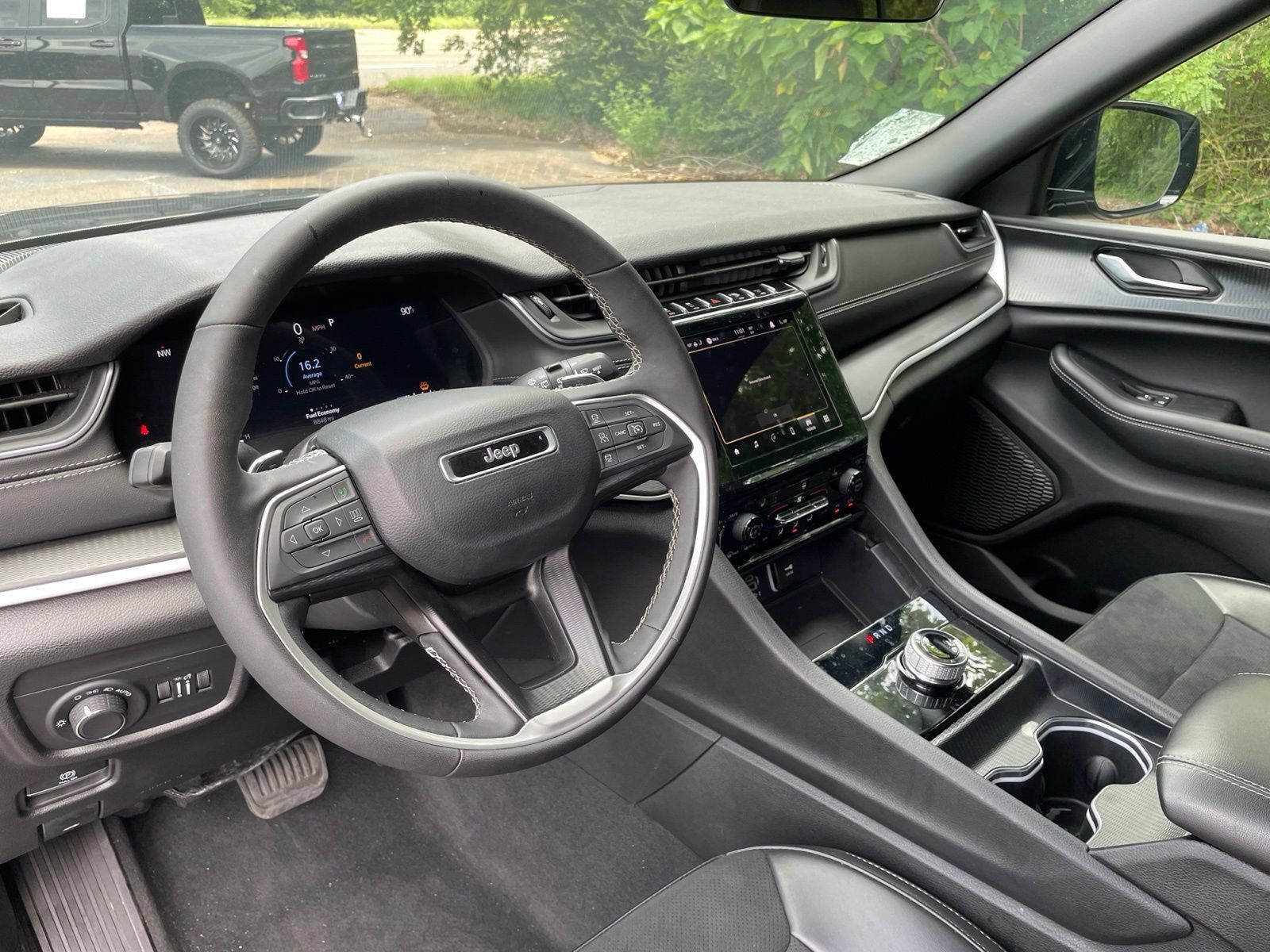 Used 2025 Jeep Grand Cherokee Altitude RWD image 22