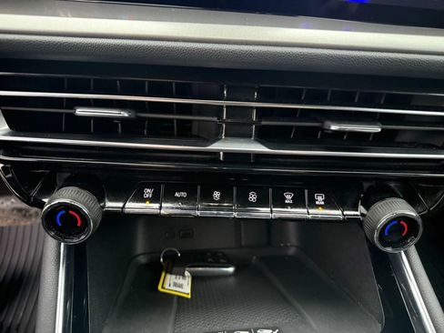 Used 2025 Chevrolet Traverse LT w/ Sun and Wheel Package image 18