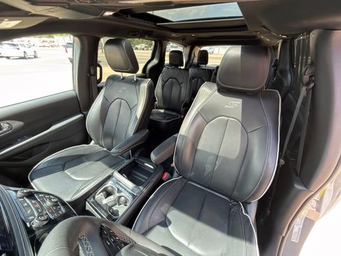 Used 2025 Chrysler Pacifica Limited FWD image 11